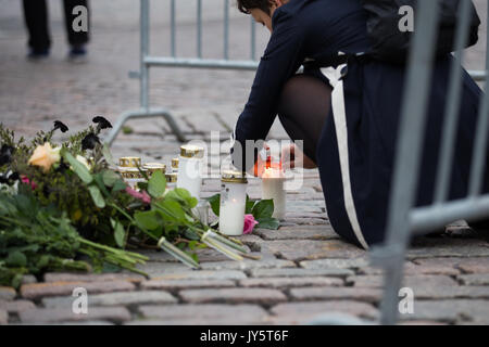 Turku, Finnland. 19. August 2017. Menschen, Blumen und Kerzen für die Opfer von Messer angriff in Turku Marktplatz. Zwei Menschen getötet und sechs weitere in einem Messer angriff, der am Freitag, den 18. August fand in Turku Marktplatz und Puutori verwundet. Die Polizei war in der Lage, die Angreifer innerhalb von Minuten nach dem ersten Notruf von ihm Schießen auf den Oberschenkel. Die Polizei ermittelt gegen den Angriff als ein Akt des Terrorismus. Credit: Jarmo Piironen/Alamy leben Nachrichten Stockfoto