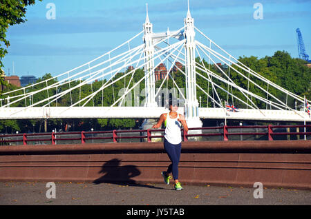 London, Großbritannien. 19 Aug, 2017. London wacht auf und strahlender Sonnenschein am Samstag morgen Mitte August auf Albert Bridge über die Themse als Jogger durch in Battersea Park Pass. Credit: JOHNNY ARMSTEAD/Alamy leben Nachrichten Stockfoto