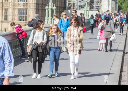 London, Großbritannien. 19 Aug, 2017. Passanten und Touristen genießen den Sonnenschein und warme Temperaturen auf die Westminster Bridge Credit: Amer ghazzal/Alamy leben Nachrichten Stockfoto