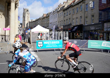 Bristol, UK, 19. August 2017. Radfahrer versuchen, den Kurs für die Bristol Grand Prix vor dem wichtigsten Rennen. Ein 'Liebe dein Bike' Veranstaltung gab Radfahrer die Möglichkeit die Route zu Probe, beginnend in der Park Street, für eine Anmeldegebühr von € 1,50 mit den Erträgen, zu Bristol's Cancer West jungen Patienten gefallen. (Wills Memorial Building liegt am oberen Ende der Straße gesehen). Den Grand Prix am Samstag auf Sonntag durch die HSBC UK Stadt Radtour für Familien in Bristol's Castle Park. Credit: mfimage/Alamy leben Nachrichten Stockfoto