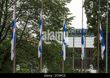 Turku, Finnland. 19. August 2017. Finnische Flagge an der Hälfte - Personal in Turku. Zwei Menschen getötet und sechs weitere in einem Messer angriff, der am Freitag, den 18. August fand in Turku Marktplatz und Puutori verwundet. Die Polizei war in der Lage, die Angreifer innerhalb von Minuten nach dem ersten Notruf von ihm Schießen auf den Oberschenkel. Die Polizei ermittelt gegen den Angriff als ein Akt des Terrorismus. Credit: Jarmo Piironen/Alamy leben Nachrichten Stockfoto