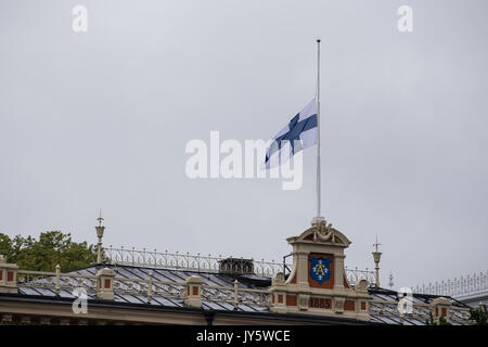 Turku, Finnland. 19. August 2017. Finnische Flagge an der Hälfte - Personal in Turku. Zwei Menschen getötet und sechs weitere in einem Messer angriff, der am Freitag, den 18. August fand in Turku Marktplatz und Puutori verwundet. Die Polizei war in der Lage, die Angreifer innerhalb von Minuten nach dem ersten Notruf von ihm Schießen auf den Oberschenkel. Die Polizei ermittelt gegen den Angriff als ein Akt des Terrorismus. Credit: Jarmo Piironen/Alamy leben Nachrichten Stockfoto