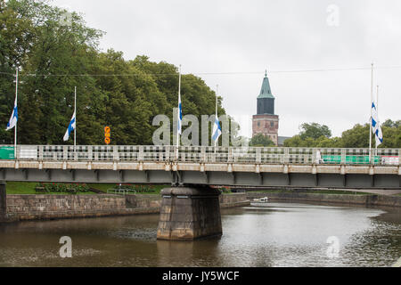 Turku, Finnland. 19. August 2017. Finnische Flagge an der Hälfte - Personal in Turku. Zwei Menschen getötet und sechs weitere in einem Messer angriff, der am Freitag, den 18. August fand in Turku Marktplatz und Puutori verwundet. Die Polizei war in der Lage, die Angreifer innerhalb von Minuten nach dem ersten Notruf von ihm Schießen auf den Oberschenkel. Die Polizei ermittelt gegen den Angriff als ein Akt des Terrorismus. Credit: Jarmo Piironen/Alamy leben Nachrichten Stockfoto