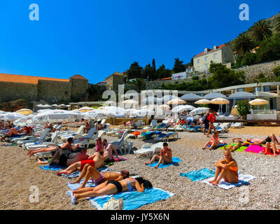 Dubrovnik, Kroatien - Juni 07, 2015: Touristen am Strand Banje Stockfoto