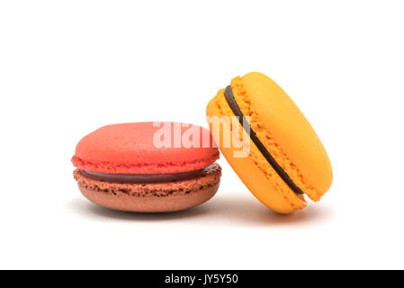 Frische süße Macarons auf weißem Hintergrund Stockfoto