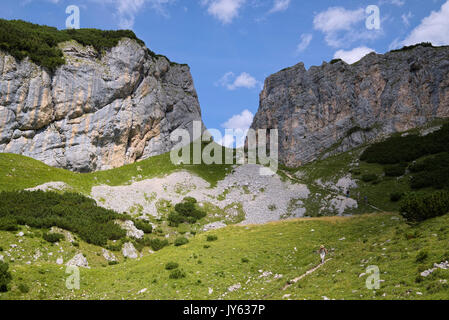 Wanderer auf dem Fels Gate genannt steinernes Tor in der Nähe von Dalfaz Alm, Tirol, Österreich Stockfoto