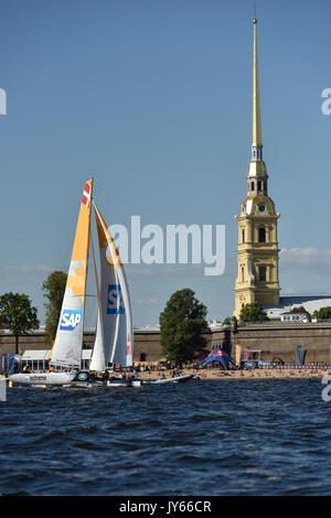 St. Petersburg, Russland - 20. August 2015: Katamaran von SAP-Extreme Sailing Team von Dänemark während des ersten Tages von St. Petersburg Phase der extremen Saili Stockfoto