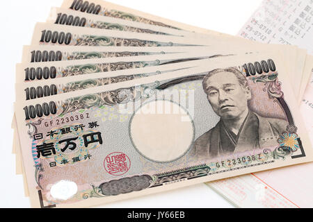 Japanische Geld und Sparbuch auf weißem Hintergrund Stockfoto