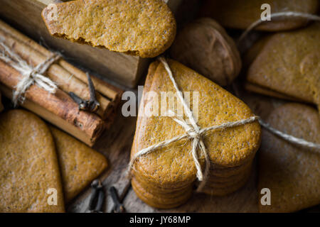 Stapel von hausgemachte Lebkuchen Weihnachtsplätzchen im skandinavischen Stil mit Garn, Zimtstangen, Nelken, Muttern gebunden, festliche Atmosphäre, kinfol Stockfoto