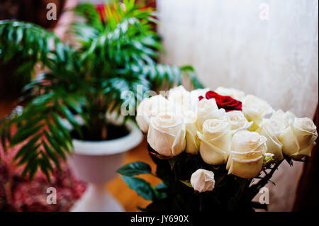 Nahaufnahme einer Blumenstrauß aus den weißen Rosen gemacht und eine rote Rose. Stockfoto