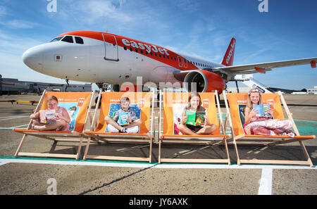 Dame Jacqueline Wilson hilft, die easyJet Buch Club, eine neue Initiative zur Alphabetisierung fördern und ermutigen Kinder zu lesen, am Flughafen Gatwick in West Sussex zu starten. Der ehemalige Kinder Nobelpreisträger hat Bücher für Kinder ausgewählten In-flight auf der easyJet Flybraries einschließlich; Peter Pan, Alice im Wunderland, der Kinder und der Zauberer von Oz zu genießen. Die Initiative wird unter sieben tausend Kopien der Bücher in den Himmel über 147 Flugzeuge. Neue Forschung von easyJet zeigt jedoch, dass die Zahl der Kinder rückläufig ist, lesen Mit über 8 von 10 britischen Eltern (83%) sagen, dass t Stockfoto