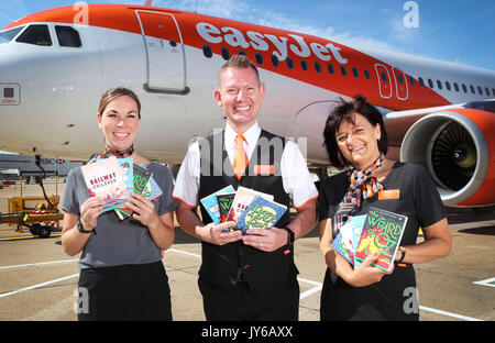 Dame Jacqueline Wilson hilft, die easyJet Buch Club, eine neue Initiative zur Alphabetisierung fördern und ermutigen Kinder zu lesen, am Flughafen Gatwick in West Sussex zu starten. Der ehemalige Kinder Nobelpreisträger hat Bücher für Kinder ausgewählten In-flight auf der easyJet Flybraries einschließlich; Peter Pan, Alice im Wunderland, der Kinder und der Zauberer von Oz zu genießen. Die Initiative wird unter sieben tausend Kopien der Bücher in den Himmel über 147 Flugzeuge. Neue Forschung von easyJet zeigt jedoch, dass die Zahl der Kinder rückläufig ist, lesen Mit über 8 von 10 britischen Eltern (83%) sagen, dass t Stockfoto