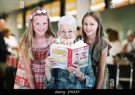 Dame Jacqueline Wilson hilft, die easyJet Buch Club, eine neue Initiative zur Alphabetisierung fördern und ermutigen Kinder zu lesen, am Flughafen Gatwick in West Sussex zu starten. Der ehemalige Kinder Nobelpreisträger hat Bücher für Kinder ausgewählten In-flight auf der easyJet Flybraries einschließlich; Peter Pan, Alice im Wunderland, der Kinder und der Zauberer von Oz zu genießen. Die Initiative wird unter sieben tausend Kopien der Bücher in den Himmel über 147 Flugzeuge. Neue Forschung von easyJet zeigt jedoch, dass die Zahl der Kinder rückläufig ist, lesen Mit über 8 von 10 britischen Eltern (83%) sagen, dass t Stockfoto