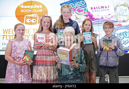 Dame Jacqueline Wilson hilft, die easyJet Buch Club, eine neue Initiative zur Alphabetisierung fördern und ermutigen Kinder zu lesen, am Flughafen Gatwick in West Sussex zu starten. Der ehemalige Kinder Nobelpreisträger hat Bücher für Kinder ausgewählten In-flight auf der easyJet Flybraries einschließlich; Peter Pan, Alice im Wunderland, der Kinder und der Zauberer von Oz zu genießen. Die Initiative wird unter sieben tausend Kopien der Bücher in den Himmel über 147 Flugzeuge. Neue Forschung von easyJet zeigt jedoch, dass die Zahl der Kinder rückläufig ist, lesen Mit über 8 von 10 britischen Eltern (83%) sagen, dass t Stockfoto