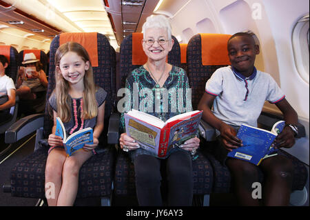 Dame Jacqueline Wilson hilft, die easyJet Buch Club, eine neue Initiative zur Alphabetisierung fördern und ermutigen Kinder zu lesen, am Flughafen Gatwick in West Sussex zu starten. Der ehemalige Kinder Nobelpreisträger hat Bücher für Kinder ausgewählten In-flight auf der easyJet Flybraries einschließlich; Peter Pan, Alice im Wunderland, der Kinder und der Zauberer von Oz zu genießen. Die Initiative wird unter sieben tausend Kopien der Bücher in den Himmel über 147 Flugzeuge. Neue Forschung von easyJet zeigt jedoch, dass die Zahl der Kinder rückläufig ist, lesen Mit über 8 von 10 britischen Eltern (83%) sagen, dass t Stockfoto