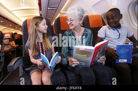 Dame Jacqueline Wilson hilft, die easyJet Buch Club, eine neue Initiative zur Alphabetisierung fördern und ermutigen Kinder zu lesen, am Flughafen Gatwick in West Sussex zu starten. Der ehemalige Kinder Nobelpreisträger hat Bücher für Kinder ausgewählten In-flight auf der easyJet Flybraries einschließlich; Peter Pan, Alice im Wunderland, der Kinder und der Zauberer von Oz zu genießen. Die Initiative wird unter sieben tausend Kopien der Bücher in den Himmel über 147 Flugzeuge. Neue Forschung von easyJet zeigt jedoch, dass die Zahl der Kinder rückläufig ist, lesen Mit über 8 von 10 britischen Eltern (83%) sagen, dass t Stockfoto