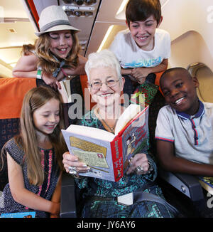 Dame Jacqueline Wilson hilft, die easyJet Buch Club, eine neue Initiative zur Alphabetisierung fördern und ermutigen Kinder zu lesen, am Flughafen Gatwick in West Sussex zu starten. Der ehemalige Kinder Nobelpreisträger hat Bücher für Kinder ausgewählten In-flight auf der easyJet Flybraries einschließlich; Peter Pan, Alice im Wunderland, der Kinder und der Zauberer von Oz zu genießen. Die Initiative wird unter sieben tausend Kopien der Bücher in den Himmel über 147 Flugzeuge. Neue Forschung von easyJet zeigt jedoch, dass die Zahl der Kinder rückläufig ist, lesen Mit über 8 von 10 britischen Eltern (83%) sagen, dass t Stockfoto