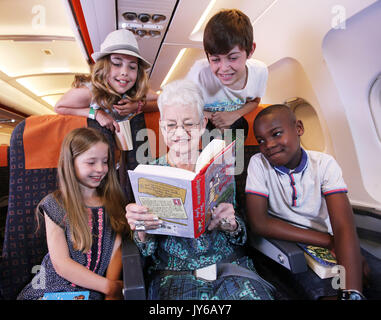 Dame Jacqueline Wilson hilft, die easyJet Buch Club, eine neue Initiative zur Alphabetisierung fördern und ermutigen Kinder zu lesen, am Flughafen Gatwick in West Sussex zu starten. Der ehemalige Kinder Nobelpreisträger hat Bücher für Kinder ausgewählten In-flight auf der easyJet Flybraries einschließlich; Peter Pan, Alice im Wunderland, der Kinder und der Zauberer von Oz zu genießen. Die Initiative wird unter sieben tausend Kopien der Bücher in den Himmel über 147 Flugzeuge. Neue Forschung von easyJet zeigt jedoch, dass die Zahl der Kinder rückläufig ist, lesen Mit über 8 von 10 britischen Eltern (83%) sagen, dass t Stockfoto