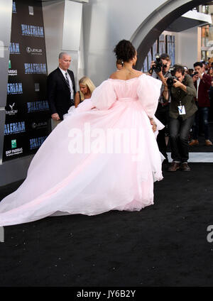 Weltpremiere von "Valerian und die Stadt der tausend Planeten' an der TCL Chinese Theatre - Ankunft mit: Rihanna Wo: Los Angeles, Kalifornien, Vereinigte Staaten, wenn: 17 Jun 2017 Credit: Adriana Barraza/WENN.com M. Stockfoto