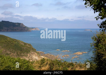 Auf dem GR 34 Fernwanderweg Blick nach Norden in Richtung Pointe de Plouha und La Plage du Palus, Cotes d'Armor, Bretagne, Frankreich Stockfoto