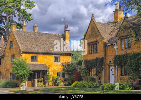 Straße mit ziemlich altmodische Cottage Häuser in Worcester, England Stockfoto