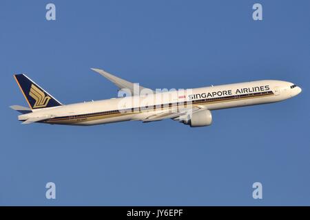 SINGAPORE AIRLINES Boeing 777-300ER 9V-SWP KLETTERN AUS LONDON HEATHROW Stockfoto