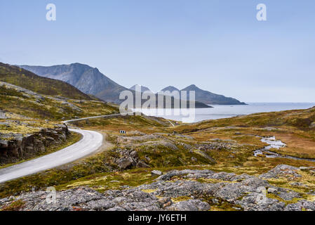 Asphalt scharf gekrümmten Straße entlang Berg, Tromso, Norwegen, selektiven Fokus Stockfoto