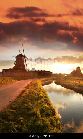 Traditionelle holländische Windmühle in Zaanse Schans, Amsterdam, Holland Stockfoto