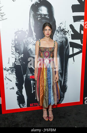 New York, NY, USA - 17. August 2017: Margaret Qualley tragen Kleid von Dior Netflix premiere Death Note bei AMC Loews Lincoln Square besucht Stockfoto