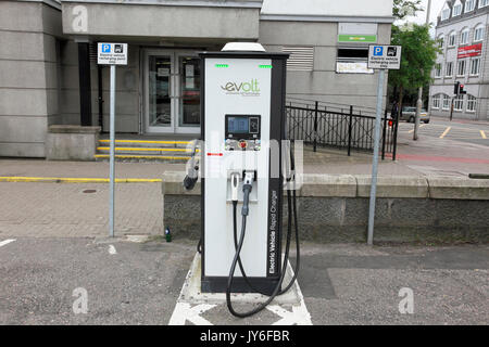 Evolt Elektrofahrzeug aufladen der Punkt in der Mitte der Stadt von Aberdeen, Schottland Stockfoto