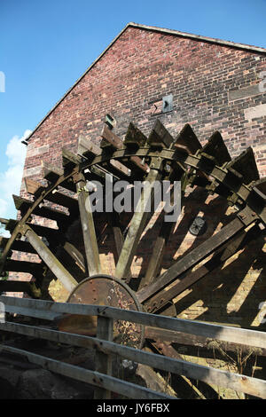 Das große Wasserrad an der Cheddleton Flint Mill, Flint für die keramische Industrie und Masse Stockfoto