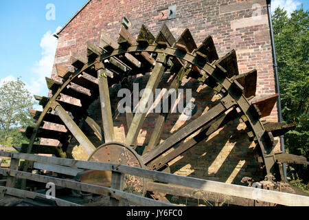 Das große Wasserrad an der Cheddleton Flint Mill, Flint für die keramische Industrie und Masse Stockfoto