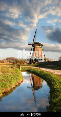 Traditionelle holländische Windmühle in Zaanse Schans, Amsterdam, Holland Stockfoto