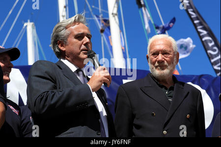 Sir Robin Knox-Johnston neben Staatssekretärin für internationale Marke Garnier und Crew Mitglieder während der taufzeremonie für Großbritannien an den Albert Docks, Liverpool vor diesem Sonntag Start der Clipper Segelregatta rund um die Welt. PRESS ASSOCIATION Foto. Bild Datum: Freitag, August 18, 2017. Photo Credit: Tim Goode/PA-Kabel Stockfoto