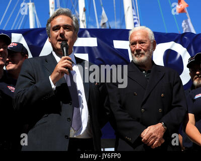 Sir Robin Knox-Johnston neben Staatssekretärin für internationale Marke Garnier und Crew Mitglieder während der taufzeremonie für Großbritannien an den Albert Docks, Liverpool vor diesem Sonntag Start der Clipper Segelregatta rund um die Welt. PRESS ASSOCIATION Foto. Bild Datum: Freitag, August 18, 2017. Photo Credit: Tim Goode/PA-Kabel Stockfoto