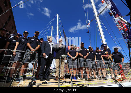 Sir Robin Knox-Johnston neben Staatssekretärin für internationale Marke Garnier und Crew Mitglieder während der taufzeremonie für Großbritannien an den Albert Docks, Liverpool vor diesem Sonntag Start der Clipper Segelregatta rund um die Welt. PRESS ASSOCIATION Foto. Bild Datum: Freitag, August 18, 2017. Photo Credit: Tim Goode/PA-Kabel Stockfoto