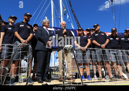 Sir Robin Knox-Johnston neben Staatssekretärin für internationale Marke Garnier und Crew Mitglieder während der taufzeremonie für Großbritannien an den Albert Docks, Liverpool vor diesem Sonntag Start der Clipper Segelregatta rund um die Welt. PRESS ASSOCIATION Foto. Bild Datum: Freitag, August 18, 2017. Photo Credit: Tim Goode/PA-Kabel Stockfoto