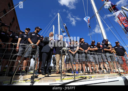 Sir Robin Knox-Johnston neben Staatssekretärin für internationale Marke Garnier und Crew Mitglieder während der taufzeremonie für Großbritannien an den Albert Docks, Liverpool vor diesem Sonntag Start der Clipper Segelregatta rund um die Welt. PRESS ASSOCIATION Foto. Bild Datum: Freitag, August 18, 2017. Photo Credit: Tim Goode/PA-Kabel Stockfoto