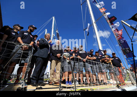 Sir Robin Knox-Johnston neben Staatssekretärin für internationale Marke Garnier und Crew Mitglieder während der taufzeremonie für Großbritannien an den Albert Docks, Liverpool vor diesem Sonntag Start der Clipper Segelregatta rund um die Welt. PRESS ASSOCIATION Foto. Bild Datum: Freitag, August 18, 2017. Photo Credit: Tim Goode/PA-Kabel Stockfoto