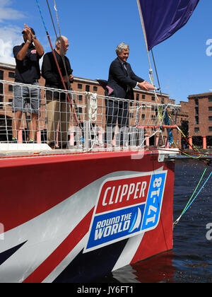 Sir Robin Knox-Johnston neben Staatssekretärin für internationale Marke Garnier und Großbritannien skipper Andy brennt während der taufzeremonie für Großbritannien an den Albert Docks, Liverpool vor diesem Sonntag Start der Clipper Segelregatta rund um die Welt. PRESS ASSOCIATION Foto. Bild Datum: Freitag, August 18, 2017. Photo Credit: Tim Goode/PA-Kabel Stockfoto