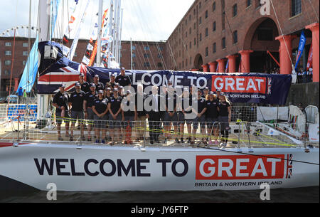 Sir Robin Knox-Johnston neben Staatssekretärin für internationale Marke Garnier und Besatzungsmitglieder nach der Taufzeremonie für Großbritannien an den Albert Docks, Liverpool vor diesem Sonntag Start der Clipper Segelregatta rund um die Welt. PRESS ASSOCIATION Foto. Bild Datum: Freitag, August 18, 2017. Photo Credit: Tim Goode/PA-Kabel Stockfoto