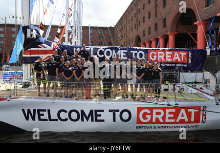 Sir Robin Knox-Johnston neben Staatssekretärin für internationale Marke Garnier und Besatzungsmitglieder nach der Taufzeremonie für Großbritannien an den Albert Docks, Liverpool vor diesem Sonntag Start der Clipper Segelregatta rund um die Welt. PRESS ASSOCIATION Foto. Bild Datum: Freitag, August 18, 2017. Photo Credit: Tim Goode/PA-Kabel Stockfoto