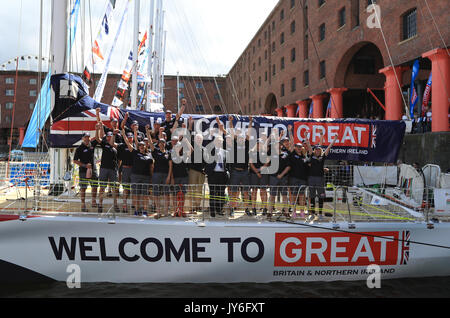 Sir Robin Knox-Johnston neben Staatssekretärin für internationale Marke Garnier und Besatzungsmitglieder nach der Taufzeremonie für Großbritannien an den Albert Docks, Liverpool vor diesem Sonntag Start der Clipper Segelregatta rund um die Welt. Stockfoto