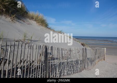 Frankreich, Région des Hauts de France, Picardie, Baie de Somme, Quend plage, Traces de roues de tracteur, Foto Gilles Targat Stockfoto