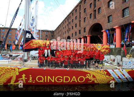 Herr Qi Guanghui und Sir Robin Knox-Johnston mit Boot Skipper Chris Kobusch und die Crew während der taufzeremonie für Qingdao an den Albert Docks, Liverpool vor diesem Sonntag Start der Clipper Segelregatta rund um die Welt. PRESS ASSOCIATION Foto. Bild Datum: Freitag, August 18, 2017. Photo Credit: Tim Goode/PA-Kabel Stockfoto