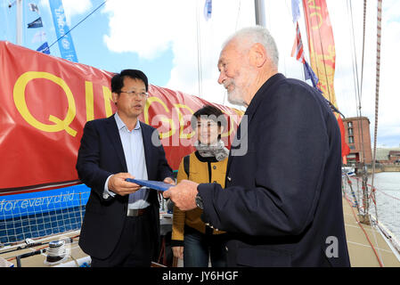 Herr Qi Guanghui und Sir Robin Knox-Johnston während der taufzeremonie für Qingdao an den Albert Docks, Liverpool vor diesem Sonntag Start der Clipper Segelregatta rund um die Welt. PRESS ASSOCIATION Foto. Bild Datum: Freitag, August 18, 2017. Photo Credit: Tim Goode/PA-Kabel Stockfoto