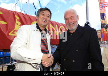 Sir Robin Knox-Johnston mit einem Gast während der taufzeremonie für Qingdao an den Albert Docks, Liverpool vor diesem Sonntag Start der Clipper Segelregatta rund um die Welt. PRESS ASSOCIATION Foto. Bild Datum: Freitag, August 18, 2017. Photo Credit: Tim Goode/PA-Kabel Stockfoto