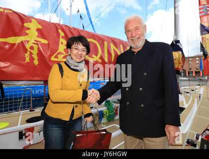 Sir Robin Knox-Johnston mit einem Gast während der taufzeremonie für Qingdao an den Albert Docks, Liverpool vor diesem Sonntag Start der Clipper Segelregatta rund um die Welt. PRESS ASSOCIATION Foto. Bild Datum: Freitag, August 18, 2017. Photo Credit: Tim Goode/PA-Kabel Stockfoto