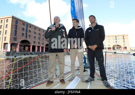 Sir Robin Knox-Johnston neben Garmin Mattias Daldborg und Boot Skipper Gaëtans Thomas während der taufzeremonie für Garmin an den Albert Docks, Liverpool vor diesem Sonntag Start der Clipper Segelregatta rund um die Welt. PRESS ASSOCIATION Foto. Bild Datum: Freitag, August 18, 2017. Photo Credit: Tim Goode/PA-Kabel Stockfoto