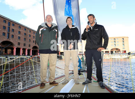 Sir Robin Knox-Johnston neben Garmin Mattias Daldborg und Boot Skipper Gaëtans Thomas während der taufzeremonie für Garmin an den Albert Docks, Liverpool vor diesem Sonntag Start der Clipper Segelregatta rund um die Welt. PRESS ASSOCIATION Foto. Bild Datum: Freitag, August 18, 2017. Photo Credit: Tim Goode/PA-Kabel Stockfoto